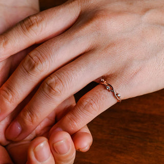 Alianza de boda inspirada en la naturaleza con diamantes de moissanita de talla redonda