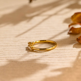 Alianza de boda con tres piedras de diamantes de moissanita de talla redonda y baguette