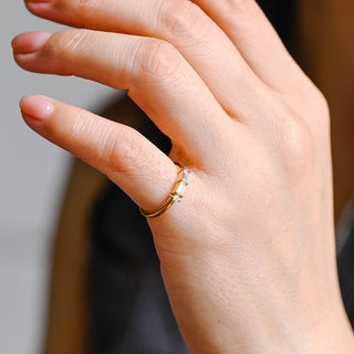 Alianza de boda con tres piedras de diamantes de moissanita de talla redonda y baguette