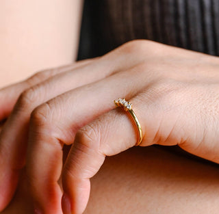 Alianza de boda con tres piedras de diamantes de moissanita de talla redonda y baguette