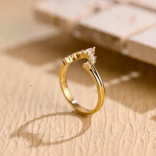 Alliance de mariage incurvée en diamants et moissanite à taille ronde, poire et baguette