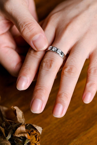 Alianza de boda con conjunto de bisel único y diamantes de moissanita de talla Asscher