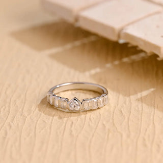 Alliance de mariage sertie de diamants en moissanite taille cœur et émeraude