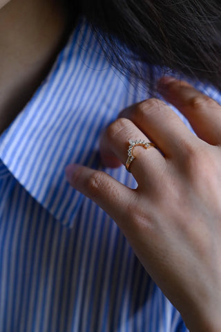 Alianza de boda curva con diamantes de moissanita de talla redonda, pera y baguette