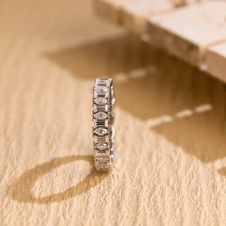 Alliance de mariage éternité en diamants taille baguette et marquise en moissanite