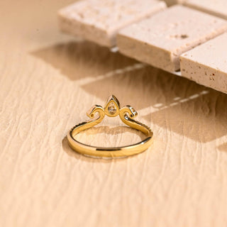 Alliance de mariage incurvée en forme de poire et de moissanite avec diamant