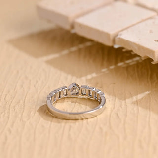 Alliance de mariage sertie de diamants en moissanite taille cœur et émeraude