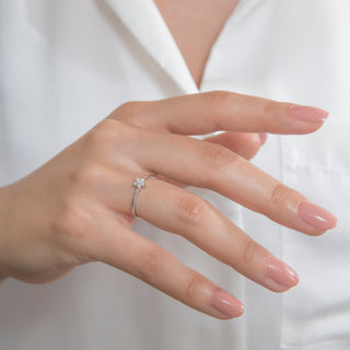 Bague délicate en forme de fleur en moissanite ronde de 0,08 TCW