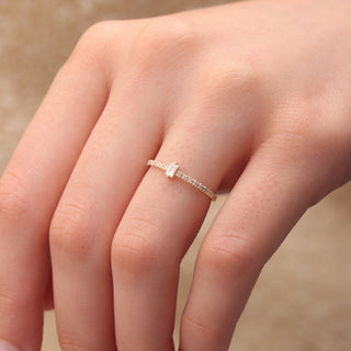 Anillo minimalista de moissanita en talla baguette de 0,03 ct para mujer