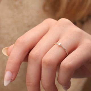 Anillo minimalista de moissanita en talla baguette de 0,03 ct para mujer