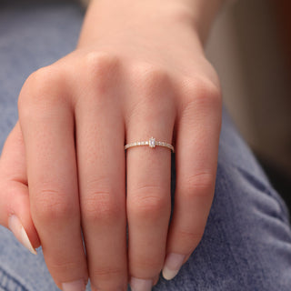 Anillo minimalista de moissanita en talla baguette de 0,03 ct para mujer