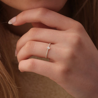 Anillo minimalista de moissanita en talla baguette de 0,03 ct para mujer