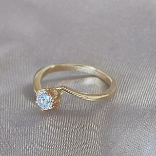 Anillo minimalista solitario de moissanita redonda de 0,20 quilates