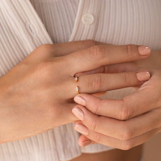 Alianza de boda abierta con dúo de moissanitas de talla marquesa de 0,20 TCW