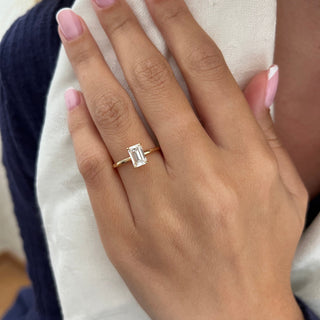 Bague de fiançailles en moissanite de style solitaire émeraude de 1,0 ct