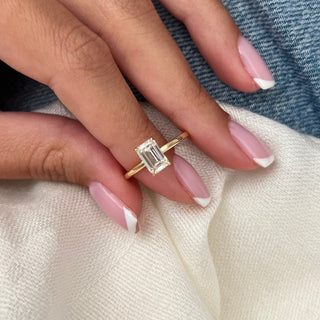 Anillo de compromiso de moissanita estilo solitario esmeralda de 1,0 ct