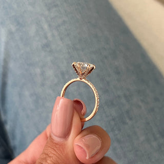 Anillo de compromiso con engaste pavé de moissanita redonda de 2,0 quilates