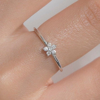 Bague délicate en forme de fleur en moissanite ronde de 0,08 TCW