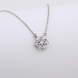 Collier avec pendentif en forme de fleur en moissanite ronde de 0,21 TCW