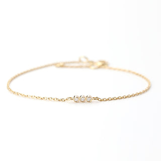 Pulsera de tres diamantes con moissanita redonda de 0,06 TCW