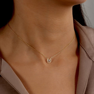 Collier en forme de petit fer à cheval en moissanite ronde de 0,10 TCW