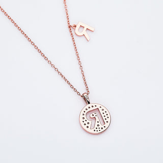 Collier personnalisé avec diamants moissanites et lettre « R »