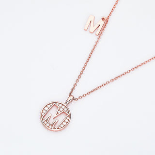 Collier personnalisé avec diamants moissanites et lettre « M »