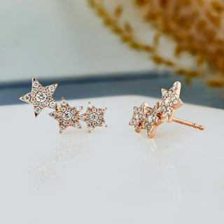 Boucles d'oreilles à trois oreilles avec moissanite ronde et diamants 0,45 TCW