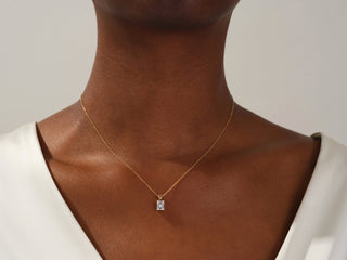 Collier solitaire en diamant et émeraude moissanite de 1,0 ct