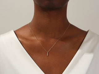 Collier avec pendentif en forme de goutte en moissanite ronde et diamant de 0,11 TCW