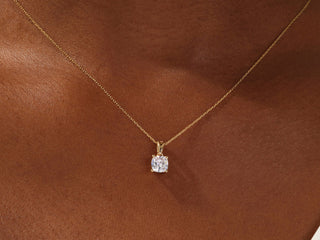 Collier solitaire en diamant avec moissanite coussinée de 1,0 ct