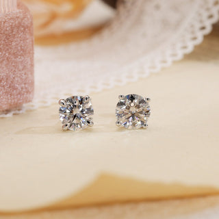 Boucles d'oreilles à tige en diamant solitaire rond en moissanite 1,0 TCW