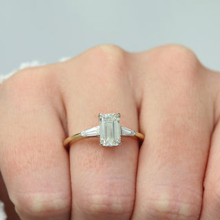 Bague de fiançailles à trois diamants et émeraude de 1,70 à 3,50 ct