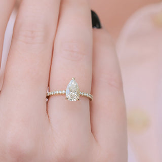 Anillo de compromiso con diamantes CVD pavé y halo oculto en forma de pera de 1,23 a 3,50 quilates