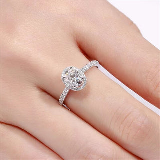 Bague de fiançailles avec halo de diamants ovales F/VS1 CVD de 1,0 ct sertie de pavés