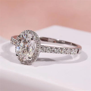 Bague de fiançailles avec halo de diamants ovales F/VS1 CVD de 1,0 ct sertie de pavés