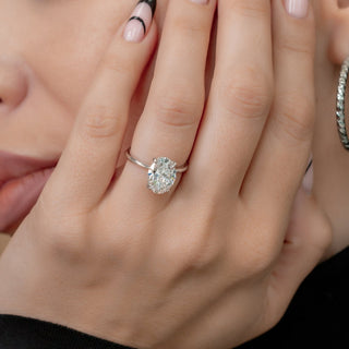 Anillo de compromiso con diamantes F/VS2 con halo oculto ovalado de 1,05 CT a 3,05 CT