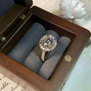 Anillo de compromiso con engaste pavé de halo de diamantes CVD redondos de 2,0 a 4,0 quilates