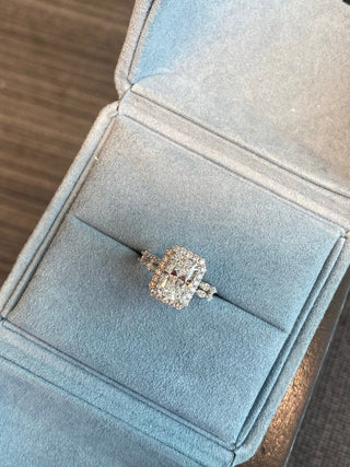 Bague de fiançailles avec halo de diamants pavés et moissanite taille radiant de 2,50 à 3,50 ct