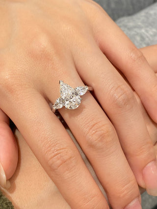 Bague de fiançailles à trois diamants en moissanite à taille arrière de 2,50 ct à 3,50 ct