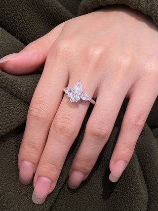 Bague de fiançailles à trois diamants en moissanite à taille arrière de 2,50 ct à 3,50 ct