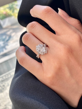 Bague de fiançailles avec halo de diamants en moissanite à taille ovale de 1,50 à 2,50 ct et pavé en croix