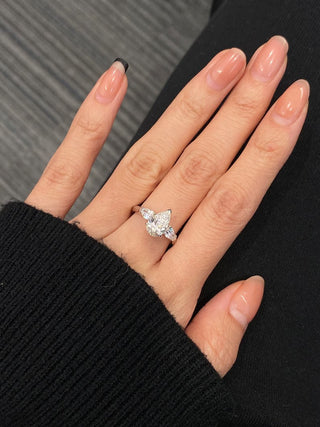 Anillo de compromiso con tres piedras de diamante moissanita de talla pera de 1,50 ct a 2,50 ct