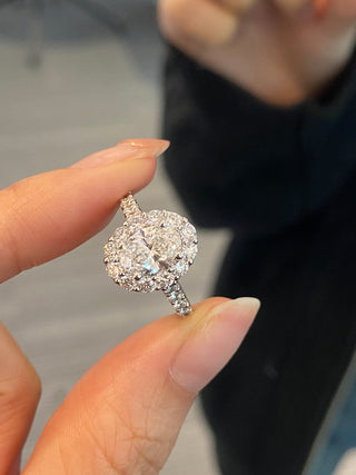 Bague de fiançailles avec halo de diamants en moissanite à taille ovale de 1,0 à 2,0 ct