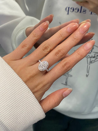 Bague de fiançailles avec halo de diamants en moissanite à taille ovale de 2,50 à 3,50 ct