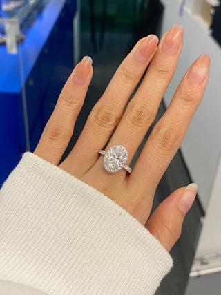 Anillo de compromiso con halo de diamantes de moissanita de talla ovalada de 2,50 ct a 3,50 ct