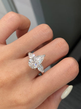 Bague de fiançailles à trois diamants en moissanite à taille arrière de 2,50 ct à 3,50 ct