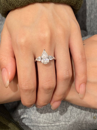 Bague de fiançailles à trois diamants en moissanite à taille arrière de 2,50 ct à 3,50 ct