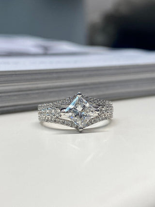 Bague de fiançailles à tige fendue avec diamant en moissanite taille princesse de 1,0 à 2,0 ct