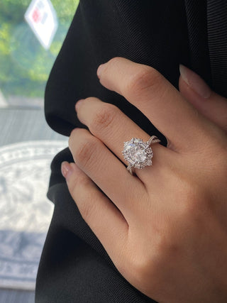 Bague de fiançailles avec halo de diamants en moissanite à taille ovale de 1,50 à 2,50 ct et pavé en croix